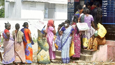 கொள்முதலில் தாமதம்: மே மாத ரேஷன் பொருட்களை ஜூனிலும் வாங்கலாம்- தமிழக அரசு அறிவிப்பு