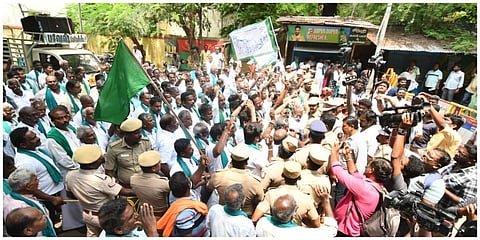 முல்லைப் பெரியாறில் புதிய அணை கட்டும் கேரள அரசின் முயற்சியைக் கண்டித்து மதுரையில் விவசாயிகள் முற்றுகை போராட்டம் நடத்தினர்.