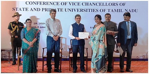 உதகையில் நடந்த துணை வேந்தர்கள் மாநாட்டில் தமிழக ஆளுநர் ஆர்.என்.ரவி துணை வேந்தர்களுக்கு சான்றுகளை வழங்கினார்