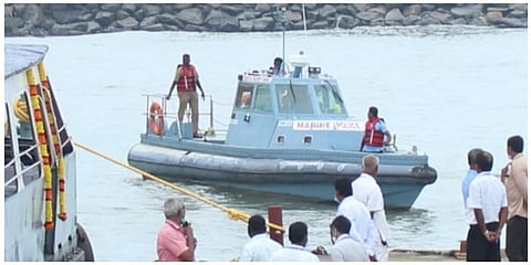 பிரதமர் மோடி வருகையை முன்னிட்டு குமரி விவேகானந்தர் பாறையை சுற்றியுள்ள கடல் பகுதியில் நேற்று கண்காணிப்பு பணியில் ஈடுபட்ட மெரைன் போலீஸார்.