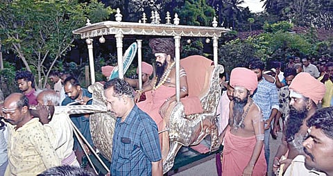 தருமபுரம் ஆதீன குருமூர்த்தங்களில் சிறப்பு வழிபாடு செய்வதற்காக நாற்காலி பல்லக்கில் சென்ற தருமபுரம் ஆதீனம் 27-வது குருமகா சந்நிதானம் ல கயிலை மாசிலாமணி தேசிக ஞானசம்பந்த பரமாச்சாரிய சுவாமிகள்.