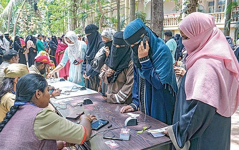 அஞ்சல் துறையின் கீழ் செயல்படும் இந்தியா போஸ்ட் பேமெண்ட் பேங்க் (ஐபிபிபி) சேமிப்பு வங்கிக் கணக்கு களில் அரசு சார்பில் தலா ரூ.8 ஆயிரம் செலுத்தப்படுவதாக கர்நாடகாவில் வதந்தி பரவியது. இதையடுத்து பெங்களூருவில் உள்ள தலைமை அஞ்சல் அலுவலகத்தில் ஐபிபிபி சேமிப்பு கணக்கு தொடங்குவதற்காக நேற்று குவிந்த பெண்கள். படம்: பிடிஐ