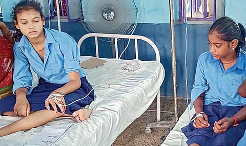 பிஹார் மாநிலம் பேகூசுராய் நகரில் நேற்று வெப்ப அலையால் மயக்கமடைந்து மருத்துவமனையில் அனுமதிக்கப்பட்ட மாணவர்கள்.படம்: பிடிஐ