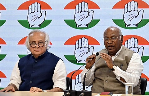 செய்தியாளர் சந்திப்பில் மல்லிகார்ஜுன் கார்கே. உடன் ஜெயராம் ரமேஷ்.