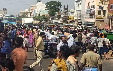 மதுரை மாநகராட்சி நிர்வாகத்தை கண்டித்து 63வது வார்டு பாத்திமா நகர் மக்கள் பெத்தானியாபுரம்-காளவாசல் புறவழிச்சாலையில் இன்று சாலை மறியலில் ஈடுபட்டதால் போக்குவரத்து பாதித்தது.