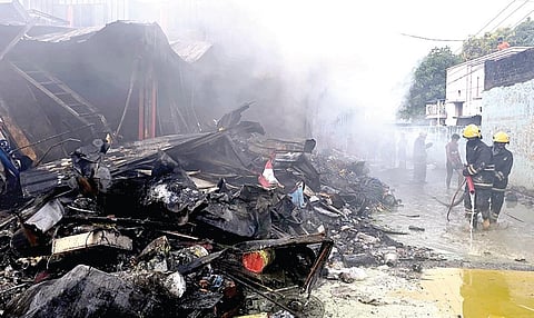 தாம்பரத்தை அடுத்த மப்பேடு பகுதியில் உள்ள ஹார்டுவேர் கடையில் நேற்று தீ விபத்து ஏற்பட்டது. தீயை அணைக்கும் பணியில் ஈடுபட்டுள்ள தீயணைப்பு துறையினர் .
| படம்: எம்.முத்துகணேஷ் |