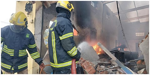 திருவள்ளூர் அருகே தனியார் பெயின்ட் தொழிற்சாலையில் பற்றிய தீயை அணைக்கும் பணியில் ஈடுபட்ட தீயணைப்பு வீரர்கள் .