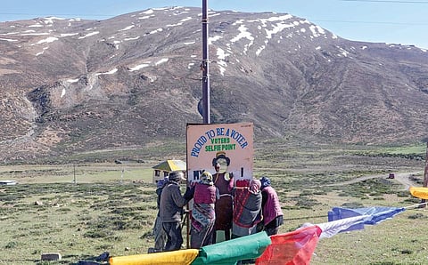 உலகின் மிக உயரமான வாக்குச்சாவடி இமாச்சலின் ஸ்பிதி பள்ளத்தாக்கு, தாஷிகாங்
பகுதியில் உள்ளது. அங்கு வாக்காளர்கள் புகை ப்படம் எடுத்துக்கொள்ளும் விதமாக
நேற்று ‘செல்பி பாயின்ட்' கம்பம் நிறுவப்பட்டது.