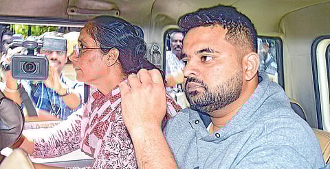 பிரஜ்வல் ரேவண்ணாவை பலத்த பாதுகாப்புடன் பெங்களூருவில் நேற்று மருத்துவப் பரிசோதனைக்கு அழைத்துச் சென்ற போலீஸார்.படம்: பிடிஐ