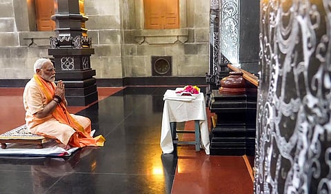 “பிரதமர் மோடிக்கு சட்டம் பொருந்தாதா?” - தியான மண்டப புகைப்படங்கள் குறித்து திக்விஜய் சிங் கேள்வி