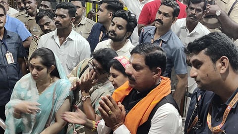 ராமேசுவரம் ராமநாதபுசுவாமி கோயிலில் குடும்பத்தினருடன் சுவாமி தரிசனம் செய்த ம.பி. முதல்வர் மோகன் யாதவ்.