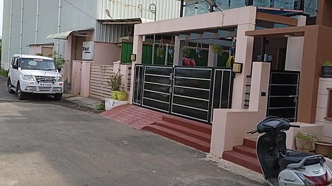 கோவை குனியமுத்தூர் அர்ச்சனா நகரில் வருமான வரித்துறையினர் சோதனை நடத்திய தொழிலதிபர் பெரோஸ்கான் வீடு.