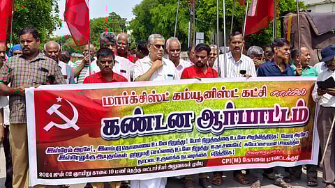 மார்க்சிஸ்ட் கம்யூனிஸ்ட் கட்சி சார்பில் இஸ்ரேல் ராணுவத்தை கண்டித்து கோவை நாடாளுமன்ற உறுப்பினர் பி.ஆர். நடராஜன் தலைமையில் கோவை தெற்கு வட்டாட்சியர் அலுவலகம் முன் இன்று ஆர்பாட்டம் நடந்தது.