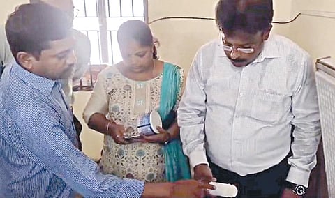 சென்னை மாதவரத்தில் சட்டவிரோதமாக தாய்ப்பால் விற்பனை செய்த தனியார் புரோட்டீன் மருந்து விற்பனை கடையில், உணவு பாதுகாப்புத் துறை அதிகாரிகள் திடீர் சோதனை மேற்கொண்டு, கடைக்கு சீல் வைத்தனர். | கோப்புப்படம்