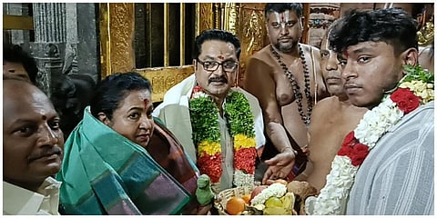 விருதுநகர் பாஜக வேட்பாளர் ராதிகாசரத்குமா் குடும்பத்துடன் ஶ்ரீவில்லிபுத்தூர் ஆண்டாள் கோயிலில் வழிபாடு செய்தார்.