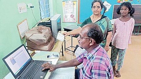 செங்கல்பட்டு மாவட்டம் அச்சிறுபாக்கம் ஒன்றியம் வெளியம்பாக்கம் நடுநிலைப்பள்ளியில் அதிவேக இணைய வசதி அமைப்பதற்கான பணிகள் நடைபெற்று வருகிறது.