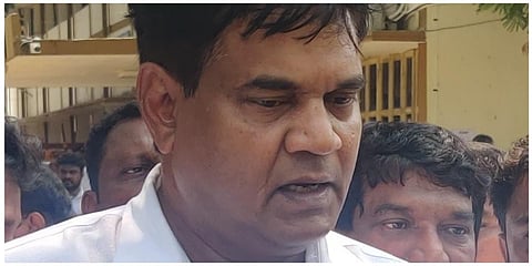 சென்னையில் வாக்கு எண்ணும் மையத்துக்கு வெளியே செய்தியாளர்களைச் சந்தித்த கலாநிதி வீராசாமி