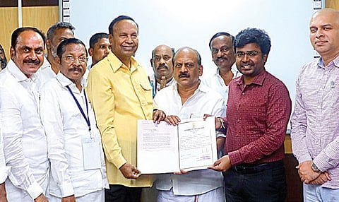 ஸ்ரீபெரும்புதூர் மக்களவை தேர்தலில் திமுக சார்பில் போட்டியிட்ட டிஆர் பாலு வெற்றி பெற்றதையடுத்து வெற்றிக்கான சான் றிதழை மாவட்ட கலெக்டர் அருண்ராஜ் வழங்கினார். | படம்:எம்.முத்துகணேஷ் |