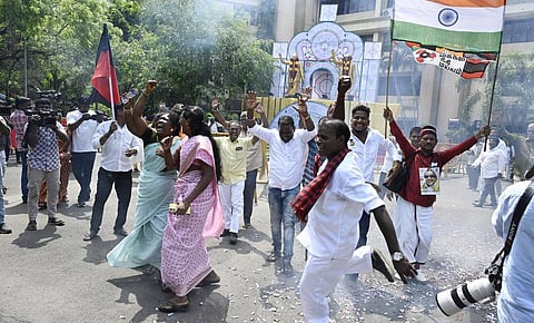 வெற்றியை கொண்டாட தொண்டர்கள் குவிந்தனர்: திமுக, காங்கிரஸ் அலுவலகங்களில் உற்சாகம்