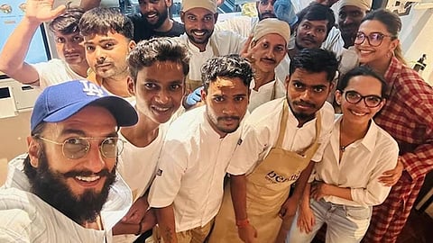 உணவக ஊழியர்களுடன் ரன்வீர், தீபிகா