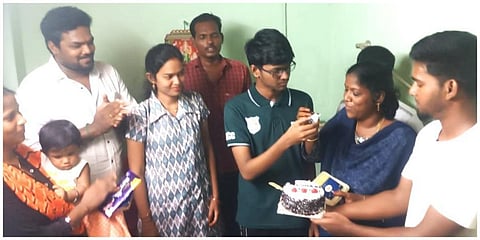 நீட் தேர்வில் முதல் மதிப்பெண் பெற்றதை இனிப்புகள் வழங்கி கொண்டாடும் ரஜனீஷ் குடும்பத்தினர்.