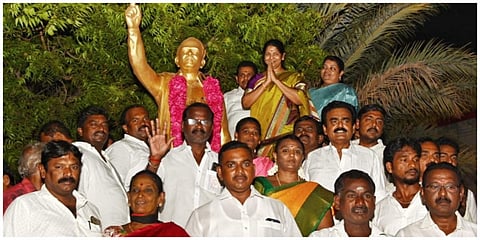 தூத்துக்குடியில் அண்ணா சிலைக்கு மாலை அணிவித்து மரியாதை செலுத்திய கனிமொழி உடன் அமைச்சர்கள் கீதாஜீவன், அனிதா ராதாகிருஷ்ணன்