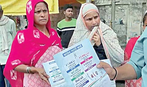 ரூ.1 லட்சம் உத்தரவாத அட்டை கேட்டு லக்னோ காங். அலுவலகத்தை முற்றுகையிட்ட பெண்கள்!