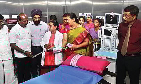 சென்னை எழும்பூரில் உள்ள அரசு தாய் சேய் நல மருத்துவமனையில் 6.72 கோடி மதிப்பில் புதிதாக அமைக்கப்பட்டுள்ள அதிநவீன செயற்கை கருத்தரிப்பு மையம் மற்றும் பிரசவ வளாகத்தை அமைச்சர் மா.சுப்பிரமணியன் நேற்று திறந்து வைத்து பார்வையிட்டார். படம்: எஸ்.சத்தியசீலன்