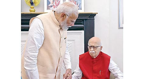 மத்தியில் தொடர்ந்து 3-வது முறையாக ஆட்சி அமைக்கவுள்ள பிரதமர் மோடி, பாஜக மூத்த தலைவர் அத்வானியை , அவரது இல்லத்தில் நேற்று சந்தித்து வாழ்த்து பெற்றார்.