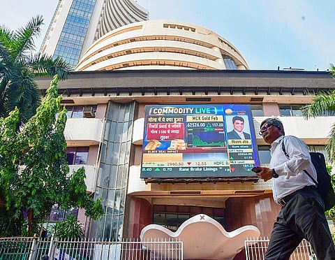 புதிய உச்சம் தொட்டது பங்குச் சந்தை: சென்செக்ஸ் 76,693 புள்ளிகளாக உயர்வு