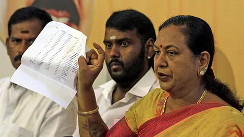 விருதுநகர் வேட்பாளர் விஜய பிரபாகரன் உடன் தேமுதிக பொதுச் செயலாளர் பிரேமலதா விஜயகாந்த். | கோப்புப் படம்: ம.பிரபு