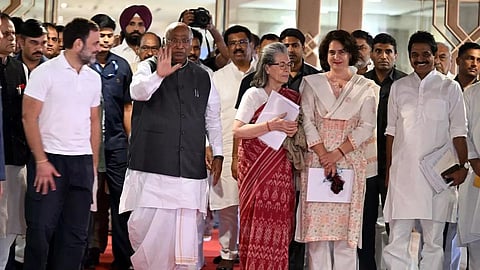 மக்களவை எதிர்க்கட்சி தலைவராக ராகுல் காந்தியை நியமிக்க வேண்டும்: காங்கிரஸ் செயற்குழு கூட்டத்தில் தீர்மானம்