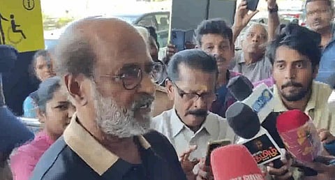 சென்னை விமான நிலையத்தில் செய்தியாளர்களைச் சந்தித்த நடிகர் ரஜினிகாந்த்