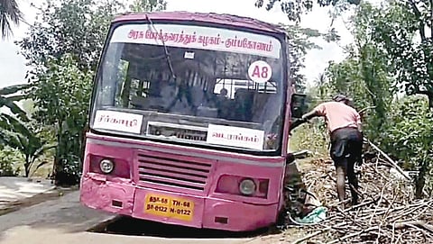 கொள்ளிடம் அருகே முன் சக்கரம் கழன்ற நிலையில் நிறுத்தப்பட்டிருந்த அரசுப் பேருந்து | கோப்புப்படம்