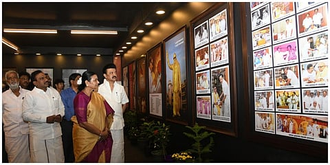 ‘காலம் உள்ளவரை கலைஞர்’ நவீன கண்காட்சியை முதல்வர் ஸ்டாலின் அவரது மனைவி துர்கா ஸ்டாலின் உடன் பார்வையிட்டார்.