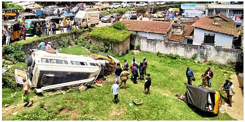 உதகை ரோஜா பூங்கா சந்திப்பு சாலையில் கட்டுப்பாட்டை இழந்த வேன் கார் மற்றும் ஆட்டோக்கள் மீது மோதி விபத்துக்குள்ளானது.