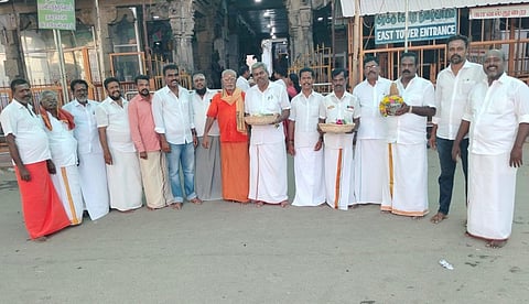 ராமேசுவரம் ராமநாதசுவாமி கோயிலுக்கு சிறப்பு வழிபாடு செய்ய வந்த பாஜகவினர்.