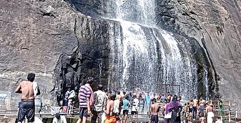 பழைய குற்றாலம் அருவியில் நேற்று தண்ணீர் மிதமாக விழுந்த நிலையில், சுற்றுலாப் பயணிகள் குளித்து மகிழ்ந்தனர்.