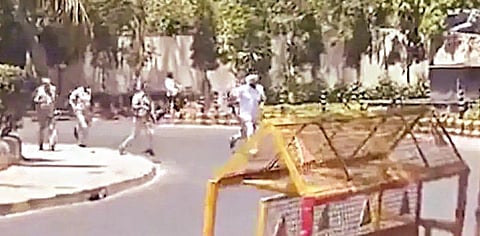 பிரதமர் இல்லத்துக்கு ஓடிச் செல்லும் ரவ்னீத்சிங் பிட்டு.