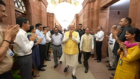 தனது அலுவலகத்தில் பிரதமர் மோடி