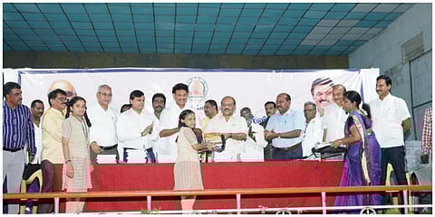 அஞ்சலக சேமிப்பு கணக்கு திட்டம் மற்றும் ஆதார் பதிவு மைய திட்டத்தை பள்ளிக் கல்வி அமைச்சர் அன்பில் மகேஸ் பொய்யாமொழி தொடங்கி வைத்தார் உடன் அமைச்சர் தா.மோ.அன்பரசன்