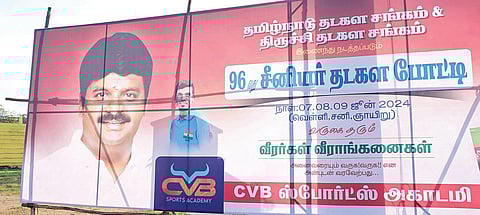 திருச்சி அண்ணா விளையாட்டரங்க வளாகத்தில் அதிமுக முன்னாள் அமைச்சர் சி.விஜயபாஸ்கர் படத்துடன் வைக்கப்பட்டிருந்த பேனர்.