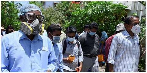 புதுச்சேரியில் விஷவாயு தாக்கி சிறுமி உட்பட 3 பேர் உயிரிழந்த சம்பவம் நடந்த பகுதியில் அதிகாரிகள் ஆய்வு செய்தனர் | படம்: எஸ்.எஸ்.குமார்