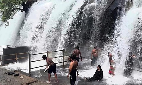பேச்சிப்பாறை அணைகளில் இருந்து வெளியேற்றப்பட்டும் தண்ணீரின் அளவு குறைக்கப்பட்டுள்ளதால் திற்பரப்பு அருவியில் அபாயநிலை நீங்கியுள்ளது. சுற்றுலா பயணிகள் இன்று குளிக்க அனுமதிக்கப்பட்டனர்.