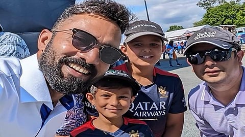 ரசிகர்களுடன் தினேஷ் கார்த்திக்