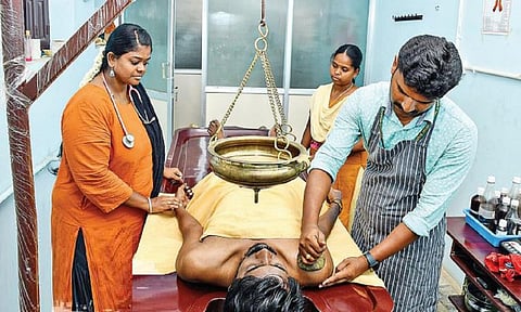 நீராவிகுளியல் சிகிச்சை. படங்கள்: எஸ்.கிருஷ்ணமூர்த்தி.