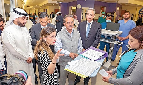 குவைத்தின் ஜாபர் மருத்துவமனையில் சிகிச்சை பெற்று வரும் இந்தியர்களை இந்திய வெளியுறவு இணை அமைச்சர் கீர்த்தி வர்தன் நேற்று சந்தித்தார். அவர்களுக்கு அளிக்கப்படும் சிகிச்சை குறித்து கேட்டறிந்தார்.படம்: பிடிஐ