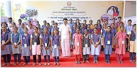 10 மற்றும் 12ஆம் வகுப்பு அரசுப் பொதுத் தேர்வுகளில் தமிழ்ப் பாடத்தில் நூற்றுக்கு நூறு மதிப்பெண்கள் பெற்ற மாணவ, மாணவியர்கள் உடன் முதல்வர் ஸ்டாலின்