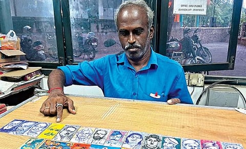 விசிட்டிங் கார்டுகளில் வரைந்த ஓவியங்களுடன் ஆசிரியர் தங்கராஜூ