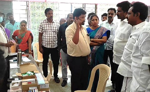 வையாவூர் பகுதி மருத்துவ முகாமை ஆய்வு செய்யும் எம்.பி க.செல்வம், மற்றும் எம்.எல்.ஏ சி.வி.எம்.பி.எழிலரசன்.